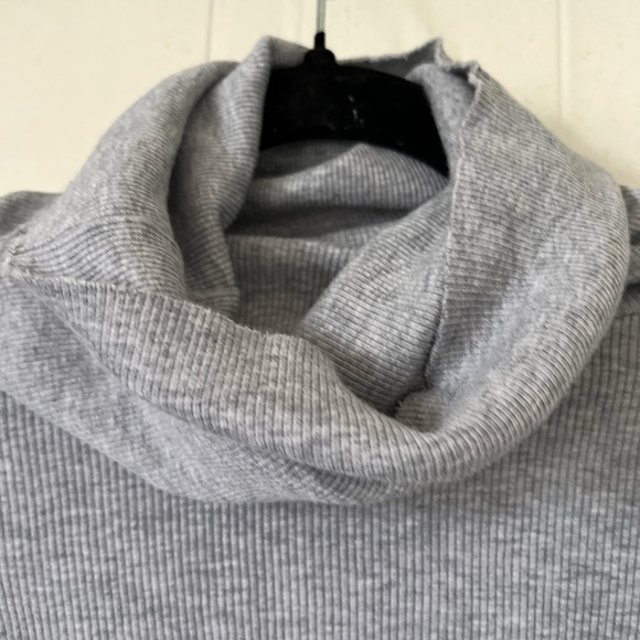 Brandy Melville Cropped Ribbed Gray Turtleneck Sweater - Picture 5 of 8